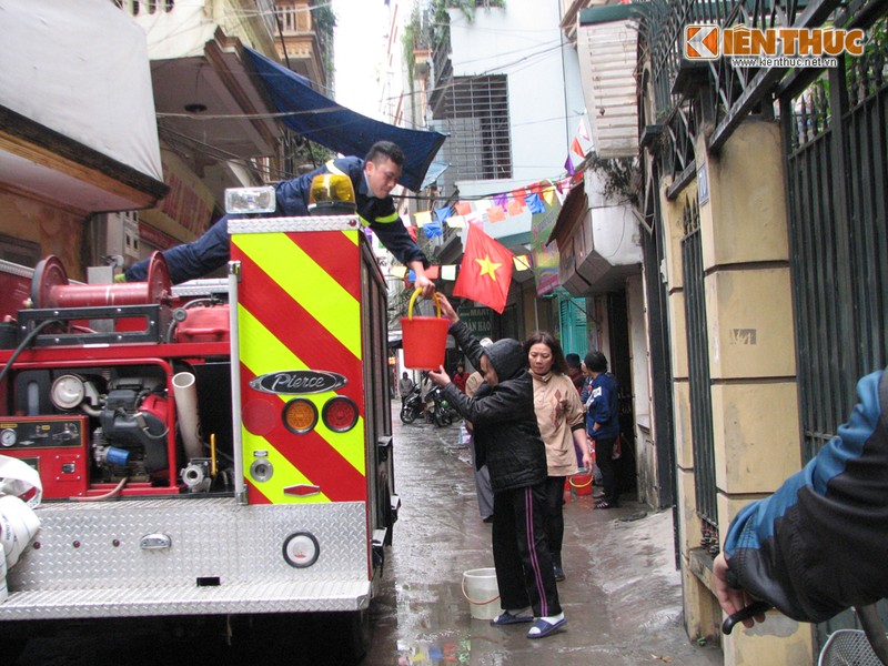 Ha Noi: Nha 3 tang chay lon tren pho Khuong Trung-Hinh-6